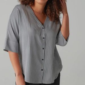 Vetta boyfriend shirt in black stripe. Size large